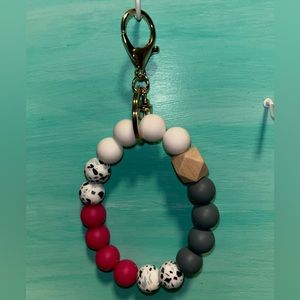 Silicone bead keychain with stretchy band.